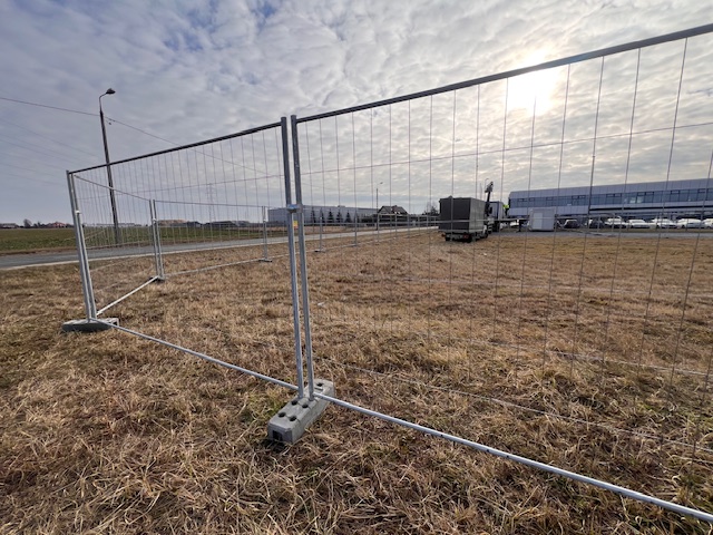 Plac budowy to miejsce, gdzie każdy szczegół ma znaczenie. Sprawna organizacja, precyzyjne działania i przede wszystkim bezpieczeństwo są filarami każdej udanej inwestycji. Jednym z kluczowych elementów jest odpowiednie zabezpieczenie terenu – ogrodzenie, które nie tylko wyznacza granice, ale realnie chroni ludzi i mienie.