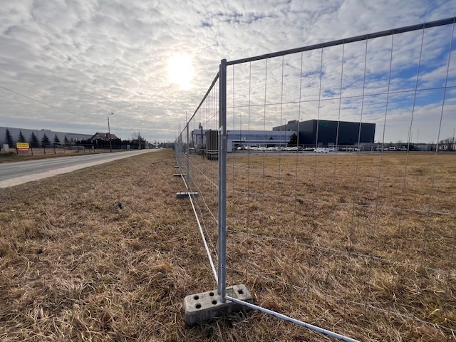 Plac budowy to miejsce, gdzie każdy szczegół ma znaczenie, a odpowiednie ogrodzenie jest kluczowe, aby prace przebiegały sprawnie i bezpiecznie. Z jednej strony zapewnia ochronę mienia i ludzi, z drugiej – wyznacza granice porządku. Ale jak wybrać najlepsze rozwiązanie?